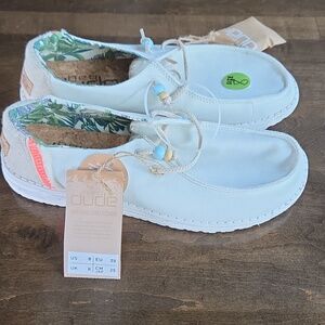 Hey Dude Size 8 Women's Slip-On Canvas Sneakers in White with Coral Accent